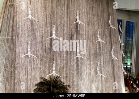 Vereinigte Arabische Emirate, Dubai, die Tauchen Wasserfall in der Mall of the Emirates. Stockfoto