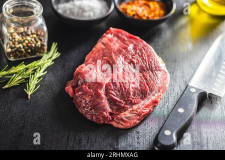 Rohes Rinderfilet auf dem schwarzen Tisch. Stockfoto