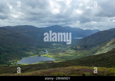 Loch Carrie in Glen Cannich vom Corbett Sgorr na Dìollaid in den Northwest Highlands von Schottland Stockfoto