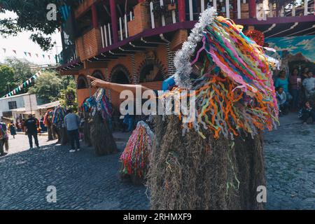 Bunte Parade von Individuen aus indigenen Gemeinschaften auf einem Volksfest in Suchitlán, Colima, Mexiko. Stockfoto