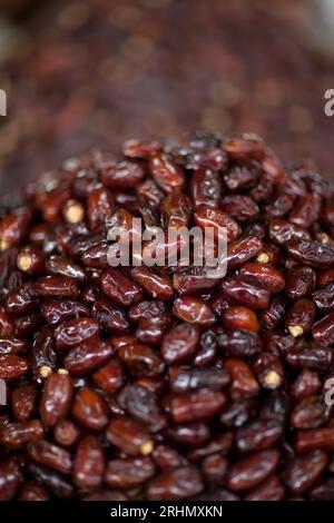 Vereinigte Arabische Emirate, Abu Dhabi, Termine auf den Diera Fish/Meat & veg Market Ständen. Stockfoto