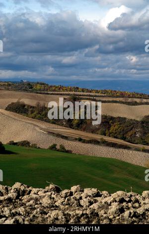 Autunno sulle colline del Montefeltro presso Urbino Stockfoto