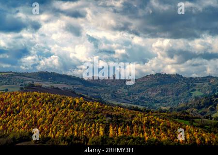 Autunno sulle colline del Montefeltro presso Urbino Stockfoto