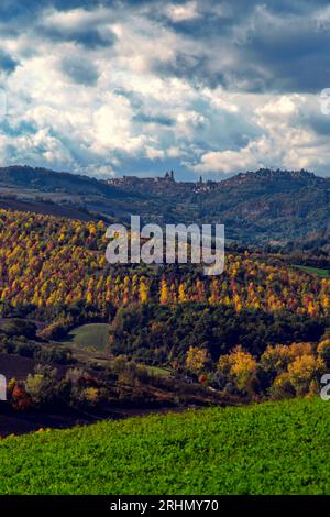 Autunno sulle colline del Montefeltro presso Urbino Stockfoto