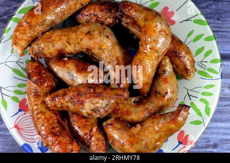 Ägyptische klassische hausgemachte Wurst aus frittierten gefüllten Mumbar, die im Grunde Darm, die mit würzigem Reis, Kräutern, Zwiebeln und Tomaten gefüllt sind Stockfoto