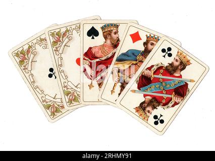 Eine Pokerhand mit antiken Spielkarten mit einem ganzen Haus von Königen und Assen auf weißem Hintergrund. Stockfoto