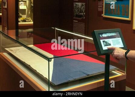 14. August 2023, Tschechische Republik, Prag: Eine blutbefleckte tschechoslowakische Flagge im Prager Armeemuseum erinnert an die zivilen Opfer der Invasion des Warschauer Pakts in die Tschechoslowakei am 21. August 1968. Als am 24. Februar 2022 russische Panzer in die Ukraine einrollten, fühlten sich viele Menschen in Tschechien und der Slowakei an eine weitere Invasion erinnert: Im August 1968 zerschlug der Warschauer Pakt unter der Führung der Sowjetunion die Reformbewegung des Prager Frühlings in der damaligen Tschechoslowakei. Die Invasion, damals die größte Militäroperation seit dem Zweiten Weltkrieg, begann vor genau 55 Jahren. (An dpa vor 55 Jahren: Wann ist es so Stockfoto