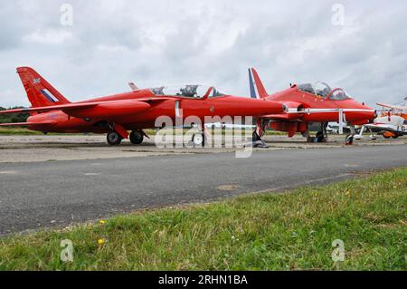 Die Geschichte der RAF Red Arrows Jets. 1960er Jahre Folland gnat T.1 (1964–1979) mit einem aktuellen BAE Hawk (1980 bis heute). Restaurierter Mücken in Privatbesitz Stockfoto