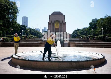 Ein allgemeiner Überblick über die Arbeiter im Hyde Park, Sydney. Bilddatum: Donnerstag, 17. August 2023. Stockfoto