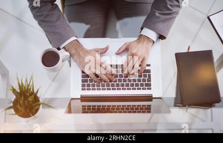 Computer-Laptop-Arbeitstisch, Bürokonzept Stockfoto