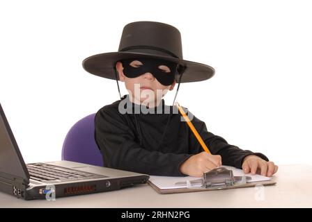 Kleiner Junge, der als Zorro am Helpdesk gekleidet ist Stockfoto