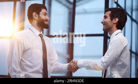 Handshake Geschäftspartner nach der Diskussion über den Vertrag Stockfoto