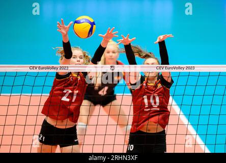 Düsseldorf/Deutschland. 17.08.2023, Block von links nach rechts Camilla WEITZE (GER), Anna POGANY (GER), Lena STIGROT (GER), Action, Defense, Griechenland (GRE) - Deutschland GER) 0: 3, am 17. August 2023 Volleyball-Europameisterschaften für Frauen, ab 15. August. - 03.09.2023 in Düsseldorf/Deutschland. Stockfoto