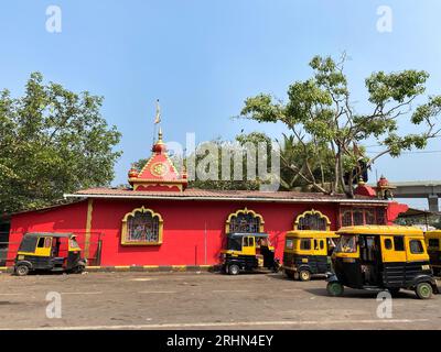 Panjim, Goa, Indien - Januar 2023: Autorickshaws parkten vor einem roten Hindu-Tempel in der Stadt Panaji. Stockfoto