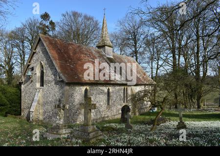 St. James the Great Church - Buttermere, Wiltshire, Großbritannien. - Schneeglöckchen Stockfoto