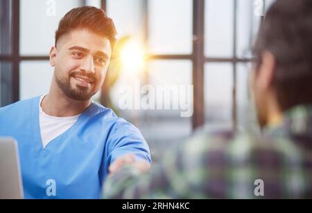 Arztliche Röntgenaufnahme, die Diagnostik im Wartebereich erklärt. Stockfoto
