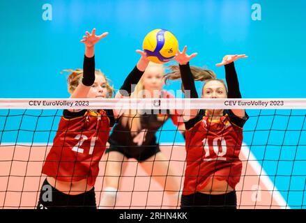 Düsseldorf/Deutschland. 17.08.2023, Block von links nach rechts Camilla WEITZE (GER), Anna POGANY (GER), Lena STIGROT (GER), Action, Defense, Griechenland (GRE) - Deutschland GER) 0: 3, am 17. August 2023 Volleyball-Europameisterschaften für Frauen, ab 15. August. - 03.09.2023 in Düsseldorf/Deutschland. Stockfoto