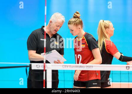 Düsseldorf/Deutschland. 17.08.2023, Düsseldorf, Deutschland. Aug. 2023. Trainer/Bundestrainer Vital HEYNEN (GER) gibt Hanna ORTHMANN (GER) Anweisungen, mit Taktik-Board Griechenland (GRE) - Deutschland GER) 0:3, auf 17.08.2023 Volleyball-Europameisterschaft für Frauen, ab 15.08 - 03.09.2023 in Düsseldorf/Deutschland. Quelle: dpa/Alamy Live News Stockfoto