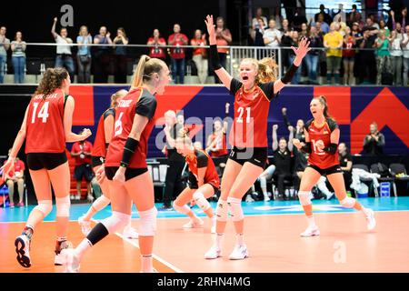 Düsseldorf/Deutschland. 17.08.2023, Jubilation Team GER, links nach rechts Marie SCHOELZEL (Scholzel)(GER), Antonia STAUTZ (GER), Camilla WEITZE (GER), Lena STIGROT (GER) Griechenland (GRE) - Deutschland GER) 0:3, am 17. August 2023 Volleyball Frauen-Europameisterschaft, vom 15.08. - 03.09.2023 in Düsseldorf/Deutschland. Stockfoto