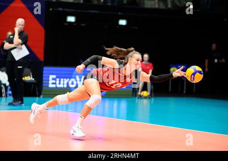 Düsseldorf/Deutschland. 17.08.2023, Lena STIGROT (GER) taucht nach dem Ball, Action, Griechenland (GRE) - Deutschland GER) 0:3, am 17. August 2023, Volleyball-Europameisterschaften für Frauen, ab 15. August. - 03.09.2023 in Düsseldorf/Deutschland. Stockfoto