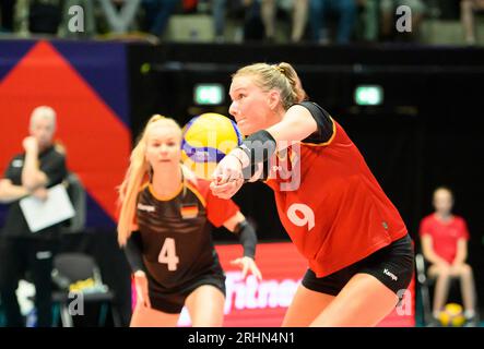 Düsseldorf/Deutschland. 17.08.2023, Annahme der Aktion Lina ALSMEIER (GER), Griechenland (GRE) - Deutschland GER) 0:3, am 17. August 2023 Volleyball-Europameisterschaft für Frauen, vom 15. August. - 03.09.2023 in Düsseldorf/Deutschland. Stockfoto