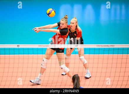 Düsseldorf/Deutschland. 17.08.2023, Annahme der Aktion Hanna ORTHMANN (GER), R. Anna POGANY (GER), Griechenland (GRE) - Deutschland GER) 0: 3, am 17. August 2023 Volleyball-Europameisterschaft für Frauen, vom 15. Bis 03.09.2023. August in Düsseldorf/Deutschland. Stockfoto