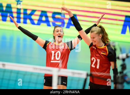 Düsseldorf/Deutschland. 17.08.2023, Düsseldorf, Deutschland. Aug. 2023. Jubilationsteam GER, links nach rechts Lena STIGROT (GER), Camilla WEITZE (GER), Griechenland (GRE) - Deutschland GER) 0: 3, auf der Volleyball-Europameisterschaft 17.08.2023 für Frauen, vom 15.08. - 03.09.2023 in Düsseldorf/Deutschland. Quelle: dpa/Alamy Live News Stockfoto