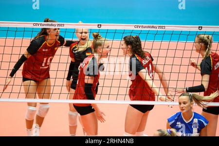 Düsseldorf/Deutschland. 17.08.2023, Jubelteam GER, links nach rechts Lena STIGROT (GER), Anna POGANY (GER), Hanna ORTHMANN (GER), Marie SCHOELZEL (Scholzel) (GER), Griechenland (GRE) - Deutschland GER 0:3, am 17. August 2023 Frauen-Volleyball-Europameisterschaft, vom 15.08. - 03.09.2023 in Düsseldorf/Deutschland. Stockfoto