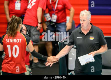 Düsseldorf/Deutschland. 17.08.2023, Düsseldorf, Deutschland. Aug. 2023. Coach/Bundescoach Vital HEYNEN (GER) High Fives aus Lena STIGROT (GER), Griechenland (GRE) - Deutschland GER) 0:3, am 17.08.2023 Volleyball Europameisterschaft für Frauen, vom 15.08. - 03.09.2023 in Düsseldorf/Deutschland. Quelle: dpa/Alamy Live News Stockfoto