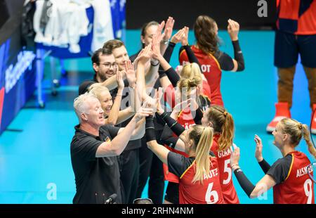 Düsseldorf/Deutschland. 17.08.2023, Düsseldorf, Deutschland. Aug. 2023. Team GER High Fives, Fronttrainer/Bundestrainer Vital HEYNEN (GER) mit Antonia STAUTZ (GER), Griechenland (GRE) - Deutschland GER) 0:3, auf der Volleyball-Europameisterschaft 17.08.2023 für Frauen, vom 15.08. - 03.09.2023 in Düsseldorf/Deutschland. Quelle: dpa/Alamy Live News Stockfoto