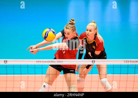 Düsseldorf/Deutschland. 17.08.2023, Annahme der Aktion Hanna ORTHMANN (GER), R. Anna POGANY (GER), Griechenland (GRE) - Deutschland GER) 0: 3, am 17. August 2023 Volleyball-Europameisterschaft für Frauen, vom 15. Bis 03.09.2023. August in Düsseldorf/Deutschland. Stockfoto