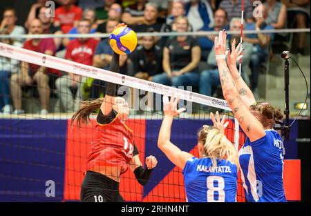 Düsseldorf/Deutschland. 17.08.2023, Angriff von Lena STIGROT (GER), Aktion, links nach rechts Lena STIGROT (GER), KALANTATZE Anna (GRE), ANTHOULI Martha Evdokia (GRE), Griechenland (GRE) - Deutschland GER 0:3, am 17. August 2023 Volleyball-Europameisterschaft der Frauen, vom 15.08. - 03.09.2023 in Düsseldorf/Deutschland. Stockfoto