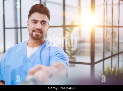 Arztliche Röntgenaufnahme, die Diagnostik im Wartebereich erklärt. Stockfoto