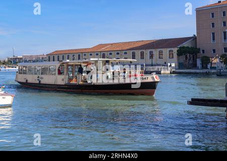 VENEDIG, ITALIEN - 12. MÄRZ 2023: Dies ist eine Flussbahn (Vaporetto), ein Shuttle-Boot, die wichtigste Form des öffentlichen Verkehrs in der Inselregion der Stadt. Stockfoto