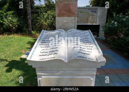 Der Koran auf dem Weg des Zusammenlebens im Friedensgarten in Ghajar (arabisch غجر, auch Rhadjar) ist ein alawitisch-arabisches Dorf dieser Pfad symbolisiert das fo Stockfoto