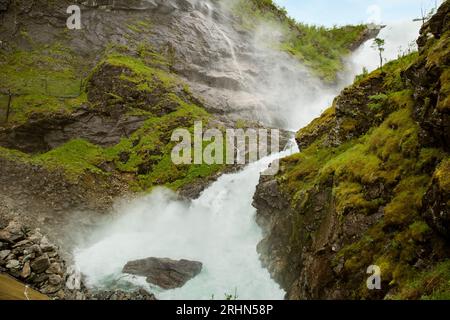 Kjosfossen ist ein malerischer Wasserfall in der Gemeinde Aurland im norwegischen Vestland County. Stockfoto