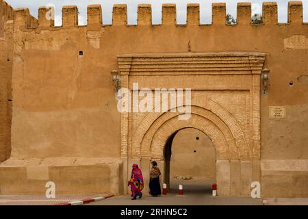 Nordafrika. Marokko. Taroudant. Zwei Frauen in einem Chador vor dem Bab-Sedra-Tor der Stadtmauern Stockfoto