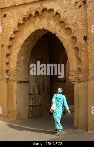 Nordafrika. Marokko. Taroudant. Eine Frau in einem Chador vor dem Bab-Sedra-Tor der Stadtmauern Stockfoto