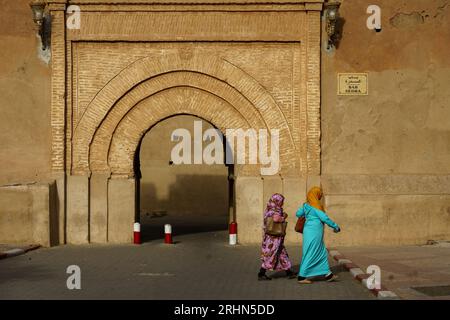 Nordafrika. Marokko. Taroudant. Zwei Frauen in einem Chador vor dem Bab-Sedra-Tor der Stadtmauern Stockfoto