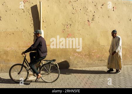 Nordafrika. Marokko. Taroudant. Ältere Männer auf einem Spaziergang vor der Stadtmauer Stockfoto