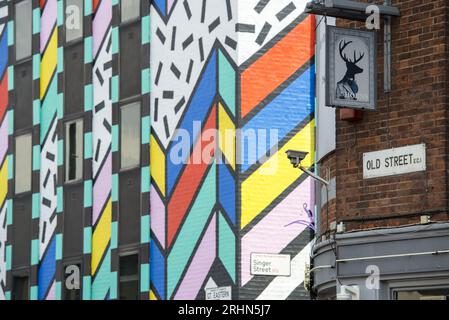 Camille Walala Wandgemälde an der Singer Street, Shoreditch, East London – legendäre geometrische Street Art, die jetzt entfernt wurde. Stockfoto