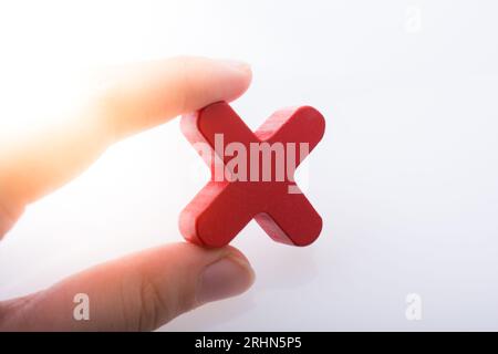 Hand hält den Buchstaben Würfel X des Alphabets Stockfoto