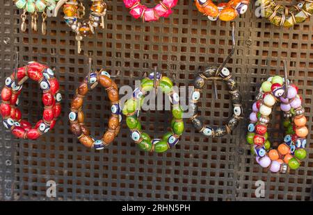 Armband aus bunten Perlen Stockfoto