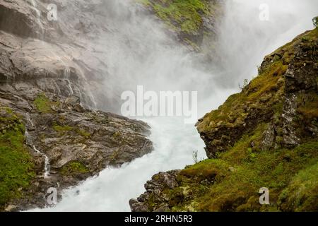 Kjosfossen ist ein malerischer Wasserfall in der Gemeinde Aurland im norwegischen Vestland County. Stockfoto