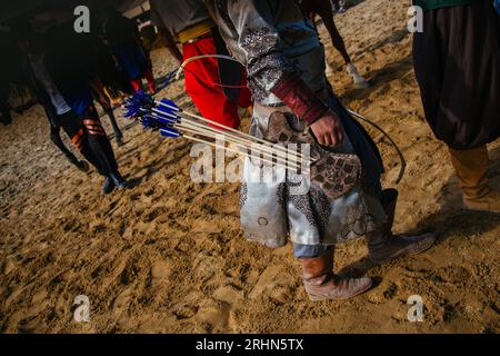 Alte Holzpfeile im Koffer Stockfoto