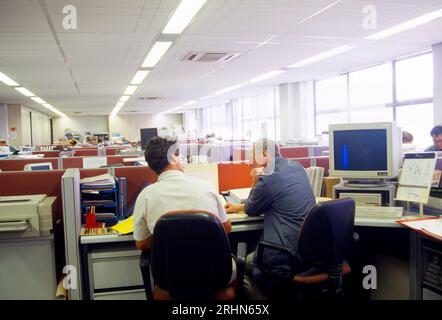 Männer, die im Open-Plan-Büro Crosrol Textile Machinery Company Halifax Yorkshire England arbeiten Stockfoto