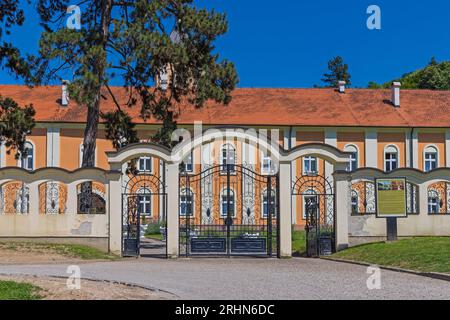 Beocin, Serbien - 3. Juli 2023: Eingangstor zum serbisch-orthodoxen Kloster Rakovac am sonnigen Sommertag der Vojvodina auf dem Berg Fruska Gora. Stockfoto