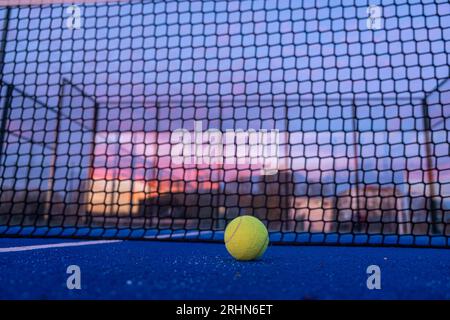 Selektiver Fokus, ein Ball auf einem Paddle-Tennisplatz bei Einbruch der Dunkelheit Stockfoto