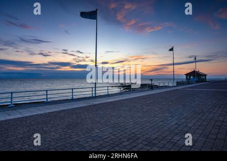 Aberystwyth ist ein Badeort mit einer langen Promenade und ist si Stockfoto