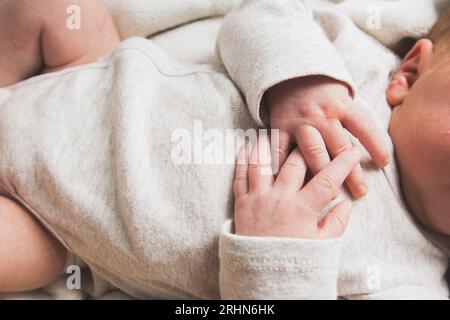 Neugeborene Hände auf der Brust Stockfoto